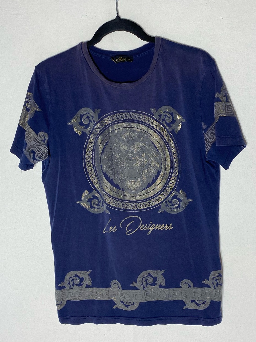 5/$25 Les D.Signers Couture Baroque Gold Lion Crest Purple Graphic T Shirt M